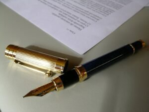 Advogada destaca a importância da revisão de contratos empresariais para evitar riscos